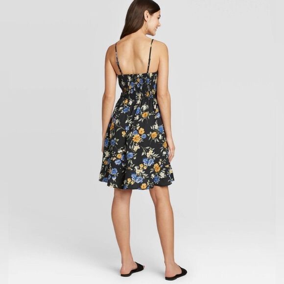 Black floral smocked back faux wrap sundress size large - Picture 2 of 8